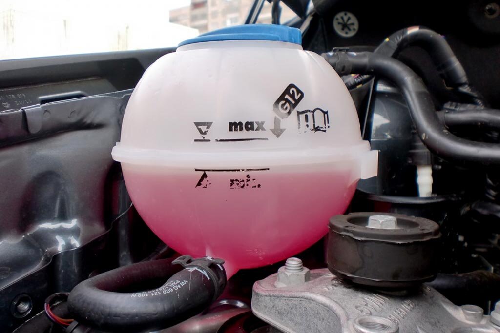 Антифриз является охлаждающей жидкостью для двигателей внутреннего сгорания. Основные его отличия от воды – это высокая стойкость к низким температурам и большая температура кипения. Но зачем вообще менять антифриз и что будет, если этого не сделать? 
Немного о составе
Вообще, самым основным компонентом любого антифриза являются вода и этиленгликоль. Именно эти два вещества и составляют основную массу ОЖ. Однако у них есть очень вредное свойство – вызывать коррозию у металлов, поэтому применять их по одиночке точно нельзя. 

Специально для защиты от коррозии существуют особые присадки, которые есть в каждом антифризе, но в зависимости от цвета их способ действия может быть разным. Одни создают защитную пленку, а другие просто убирают очаги коррозии.

Но зачем менять антифриз?
Со временем все эти присадки начинают работать все хуже и хуже, и когда срок годности ОЖ истекает, то они и вовсе перестают работать должным образом. Внутренние каналы покрываются ржавчиной и забиваются.

Все это ведет к тому, что циркуляция жидкости нарушается, и явление теплообмена становится ненадлежащего качества. Это ведет к перегреву двигателя, что и будет причиной его смерти. К тому же, если крыльчатка помпы выполнена из металла, то она заржавеет и заклинит. А это обрыв ремня ГРМ со всеми вытекающими последствиями. 

Поэтому менять антифриз нужно согласно регламента. А он будет таким, каким его определил завод-изготовитель.

***

Делитесь, подписывайтесь, заходите читать актуальные автоновости в Telegram и VK

14 нравится

Комментарии

Новый комментарий

Добавить картинку
Ответить как Автосервис АвтоEXPERT
Другие публикации канала
Как проверить свечи зажигания мультиметром
Стоит ли покупать экономайзеры топлива?
Вам может быть интересно
Скопировать


