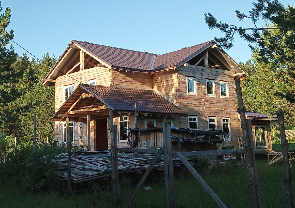 Реальные главный и правый фасады дома. Фотография предоставленная читателем канала. 