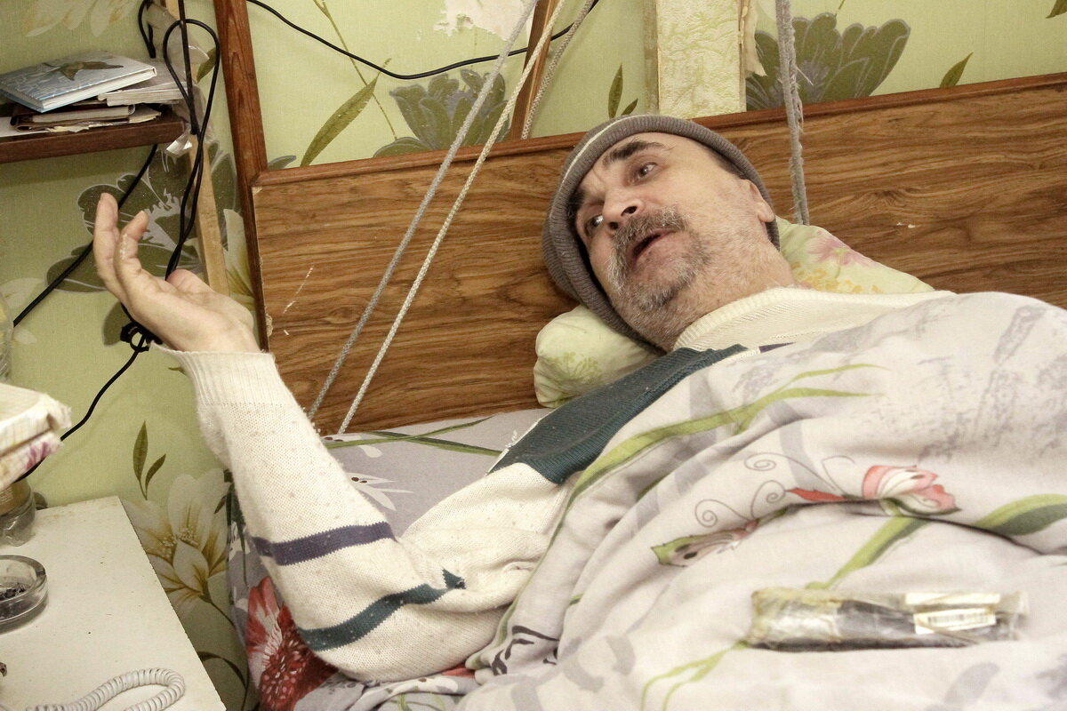 60-летний Виктор Фролов прикован к постели уже почти 23 года. Весенним вечером 1997 года он вышел из трамвая, чтобы идти домой, а дальше — провал.
