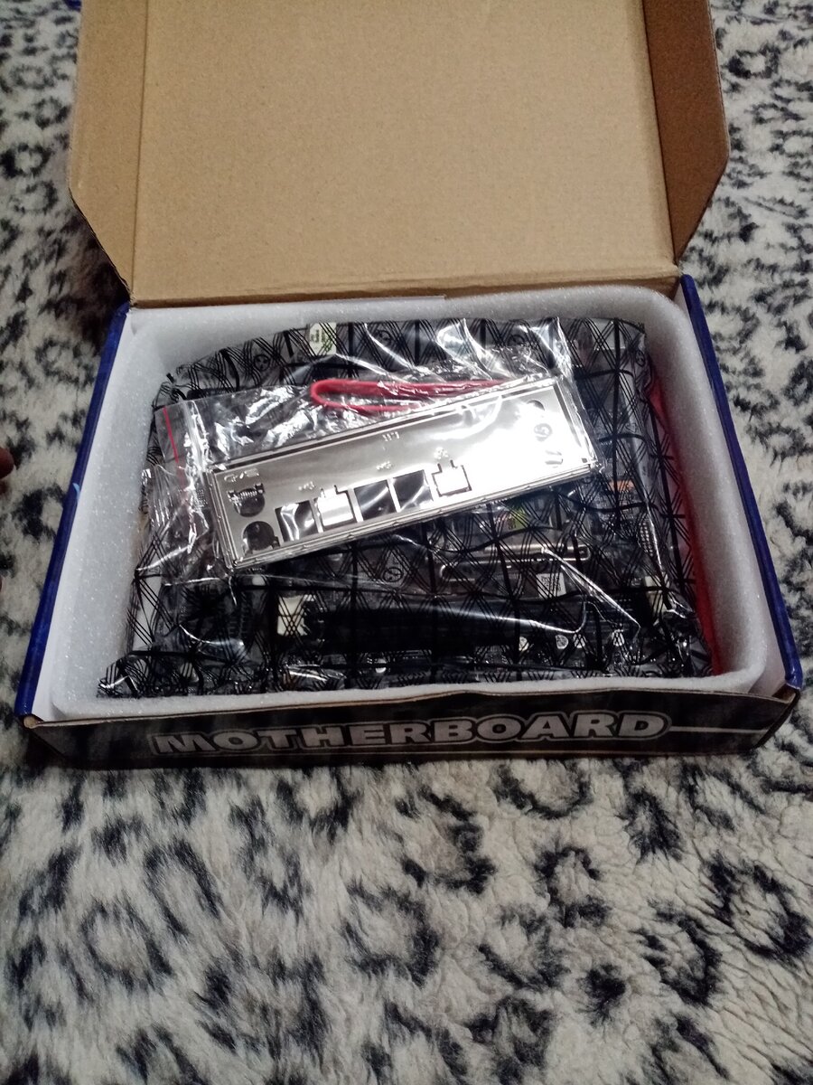 Все в антистатике. Набор минимален, материнка, sata-кабель и задняя планка под корпус пк