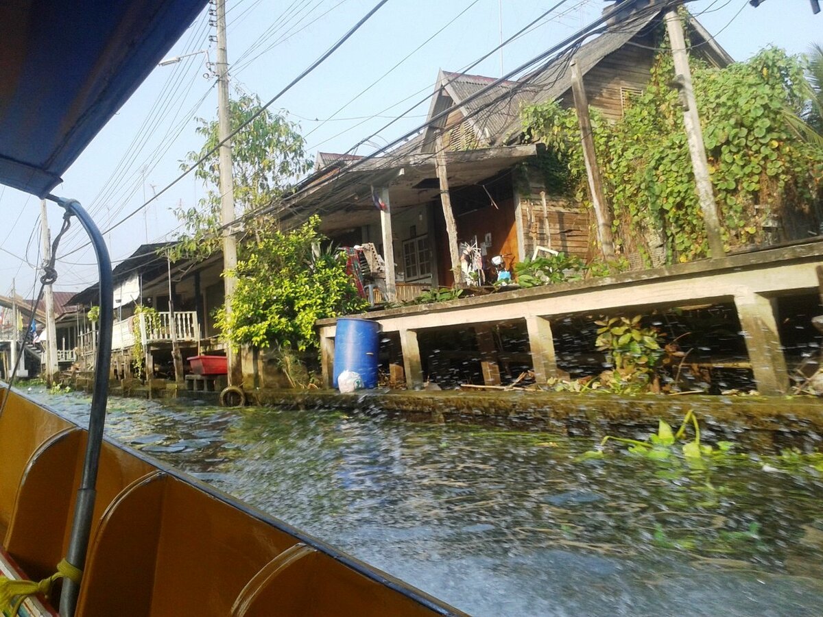 Плавучий рынок в Таиланде