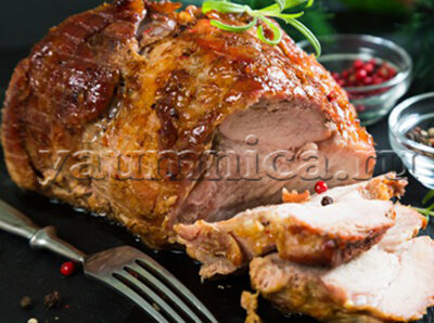 Полезный совет
Если время позволяет, то мясо для буженины желательно мариновать в холодильнике всю ночь. Оно отлично насытится ароматами специй. Для получения более мягкой и нежной текстуры, нужно мясо замочить в солевом растворе на сутки.