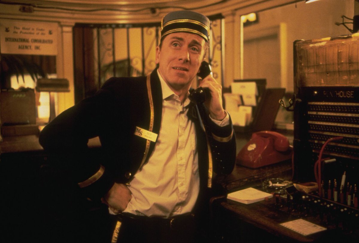 Кадр из фильма "Четыре комнаты" (1995)