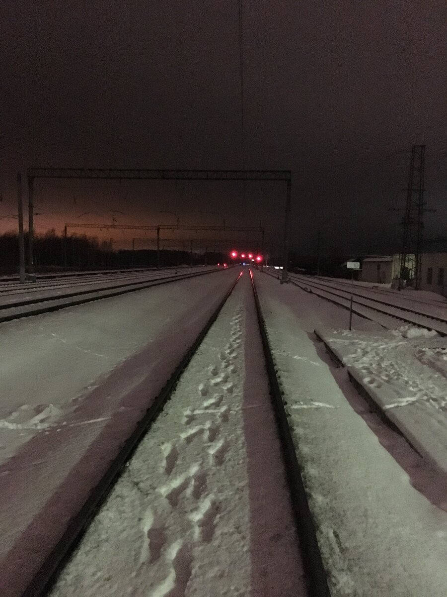  Станция Петряевка не встречала лаской и гостеприимством. Вечером 3го января она почивала в гордом одиночестве слегка поблескивая огнями дальних семафоров🚦