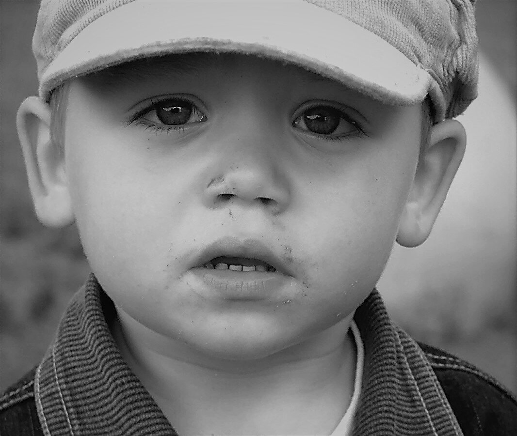 я не знаю, как зовут этого мальчишку. Его сфотографировала моя сестра лет  20 назад. Сейчас это уже взрослый парень.