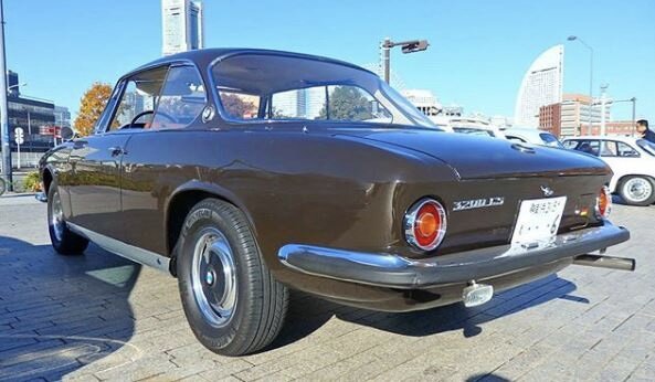 BMW 3200 CS. Дизайн - кузовное ателье Bertone. Последняя восьмицилиндровая модель BMW своей эпохи - 8 цилиндров на BMW вернулись только в 1992 году. Первый автомобиль этой марки, на котором появился легендарный изгиб Хофмайстера. Годы выпуска - 1962-1965. Построены 603 штуки. Рабочий объём - 3168 куб.см. Мощность - 160 л.с.