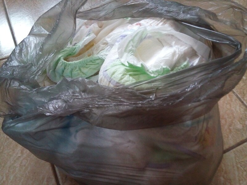 Мешок использованных детских подгузников выбрасываем в мусорку  раз в 2 дня