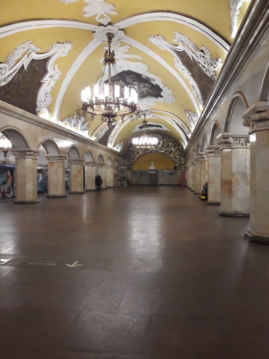 Ст метро Комсомольская в. г. Москва.