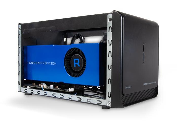 Так выглядит шасси с установленной графическим процессором. Небольшие габариты позволяют разместить коробку на столе или взять с собой на работу в поле или кафе. 