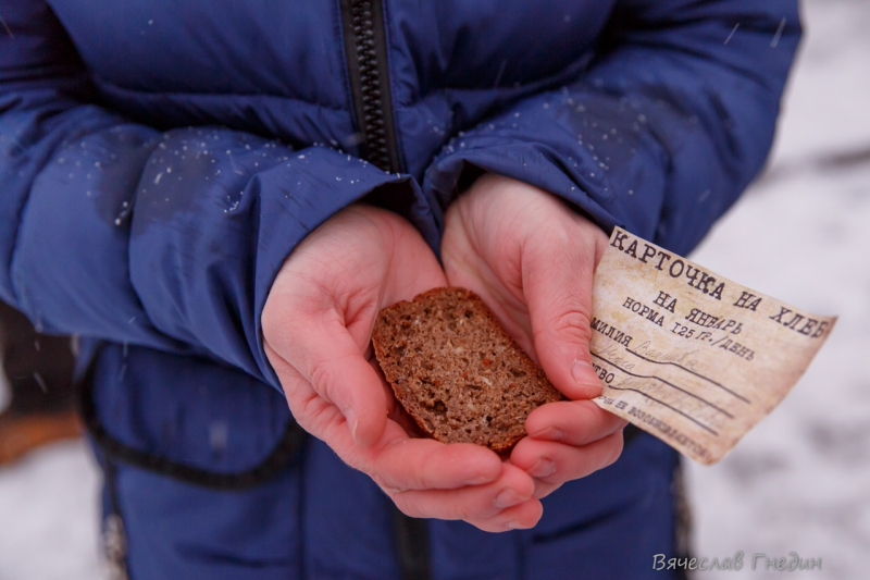 Фото с блокадного ленинграда с хлебом