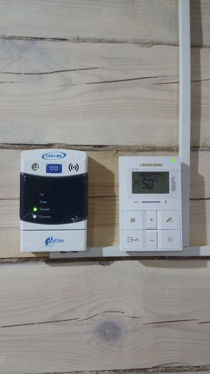 Датчик угарного газа. Справа пульт от котла отопления.