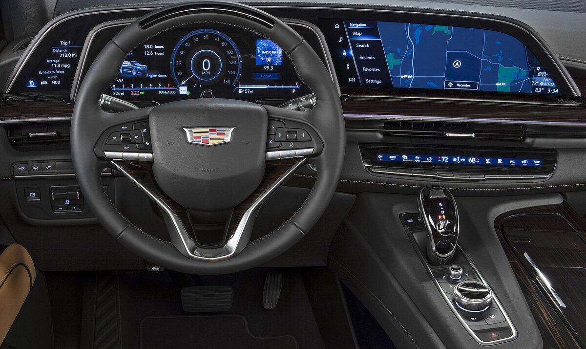 Cadillac заявляет, что у этого экранного трио «идеальный черный цвет», плотностью пикселей в 2 раза выше чем у телевизоров 4К, а цветовая гамма экранов шире, чем у кого-либо в автомобильной индустрии. Руль - с подогревом. 