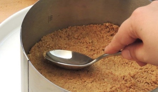 Выравниваем слой печенья