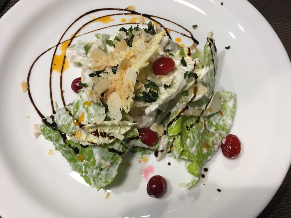 Салат в ресторане. Фото автора.