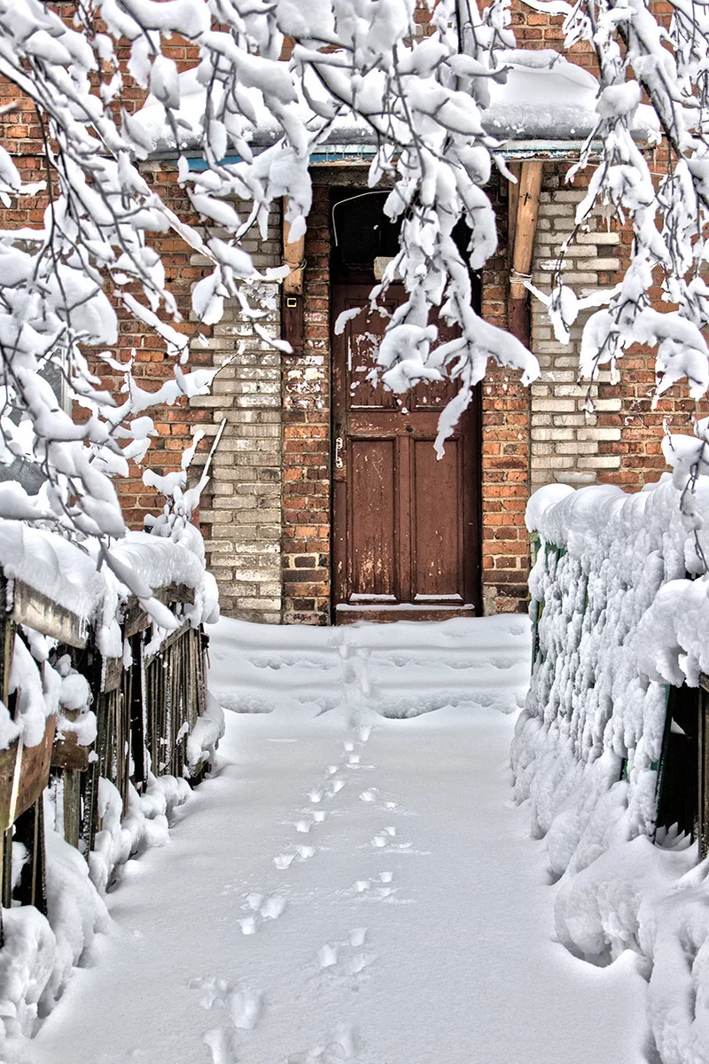 Снег на крыльце. Зимнее крыльцо. Зимняя дверь. Заснеженный двор. Зимняя дверь в дом