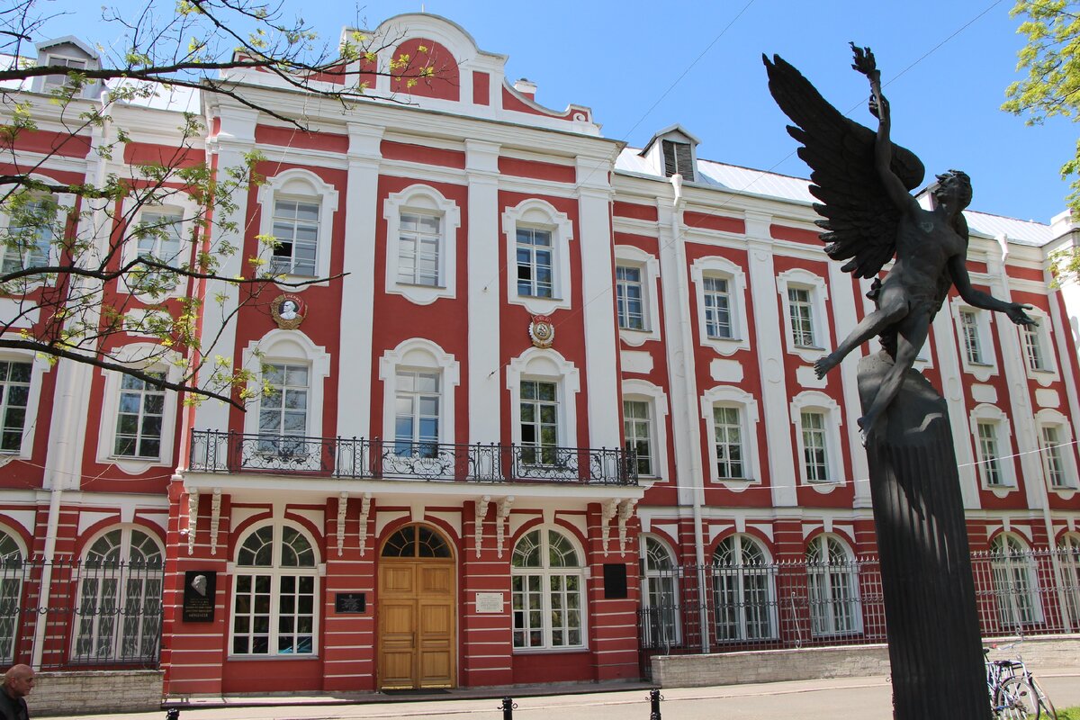 Здание Двенадцати коллегий, архитектор Д. Трезини, 1722–1742 (Университетская наб., д. 7)
Памятник универсанту (Крылатый гений), скульптор М. Белов, 2007
(фото - О. Феофанова)