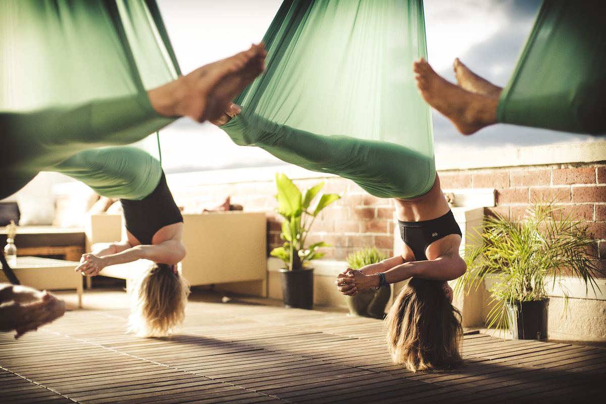 Mila sobolov yoga. Аэро йога Флай йога. Йога в гамаках. Йога в воздухе. Аэройога.