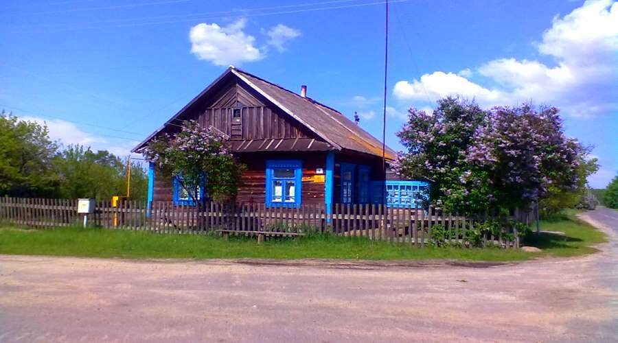 Дом в центре деревни Паре...