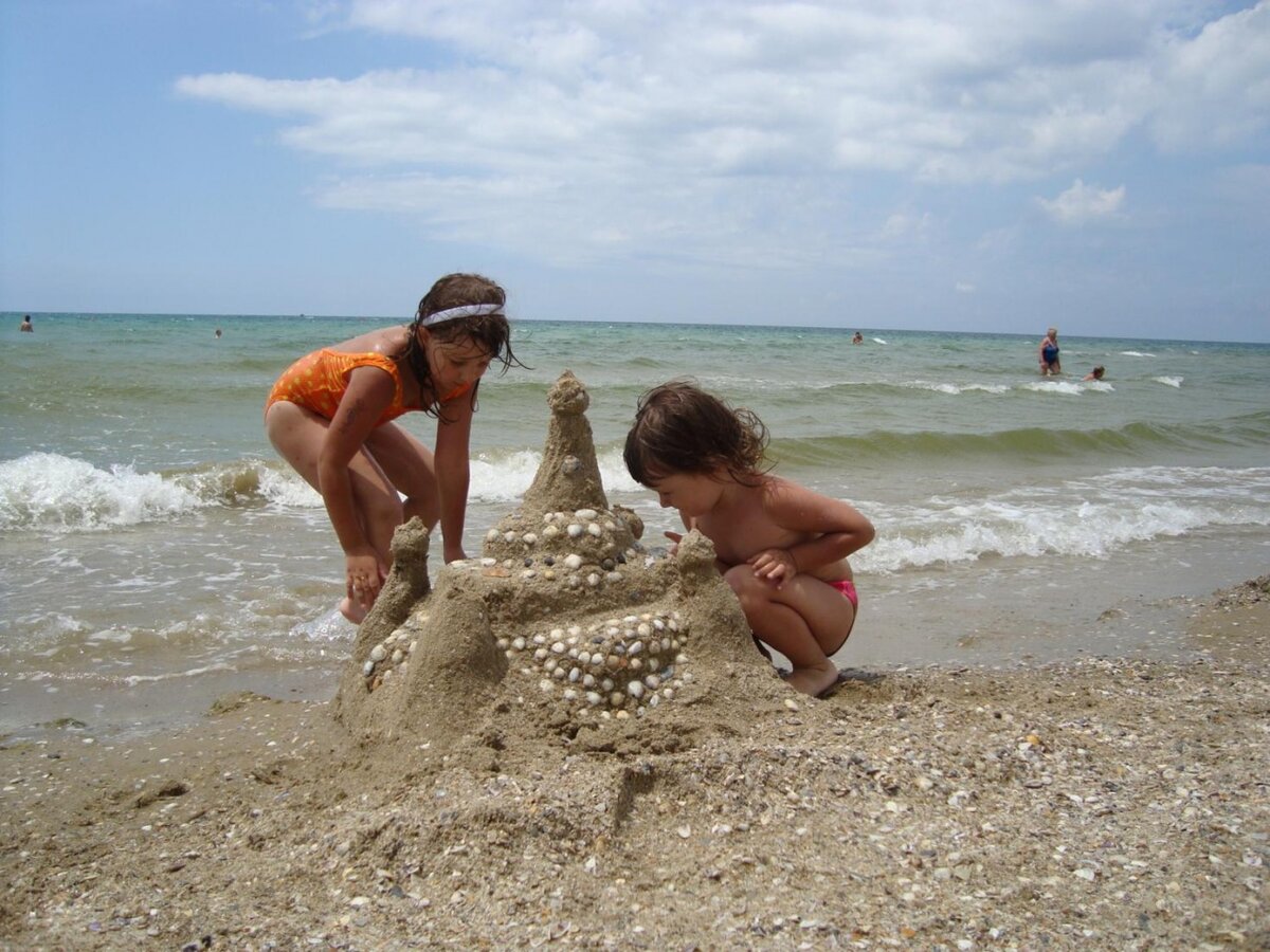 дети в диком пляже