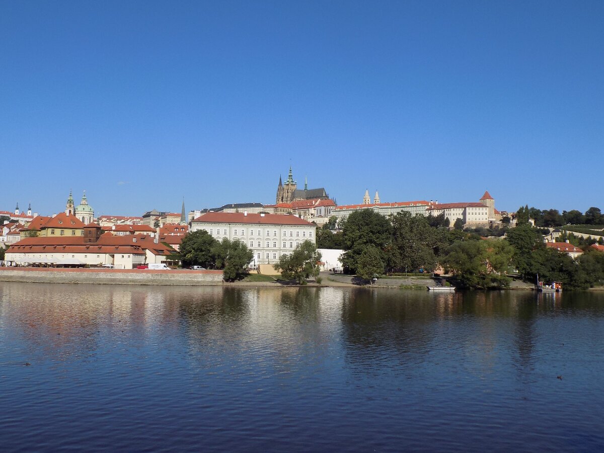 Прага. Пражский Град видно издалека