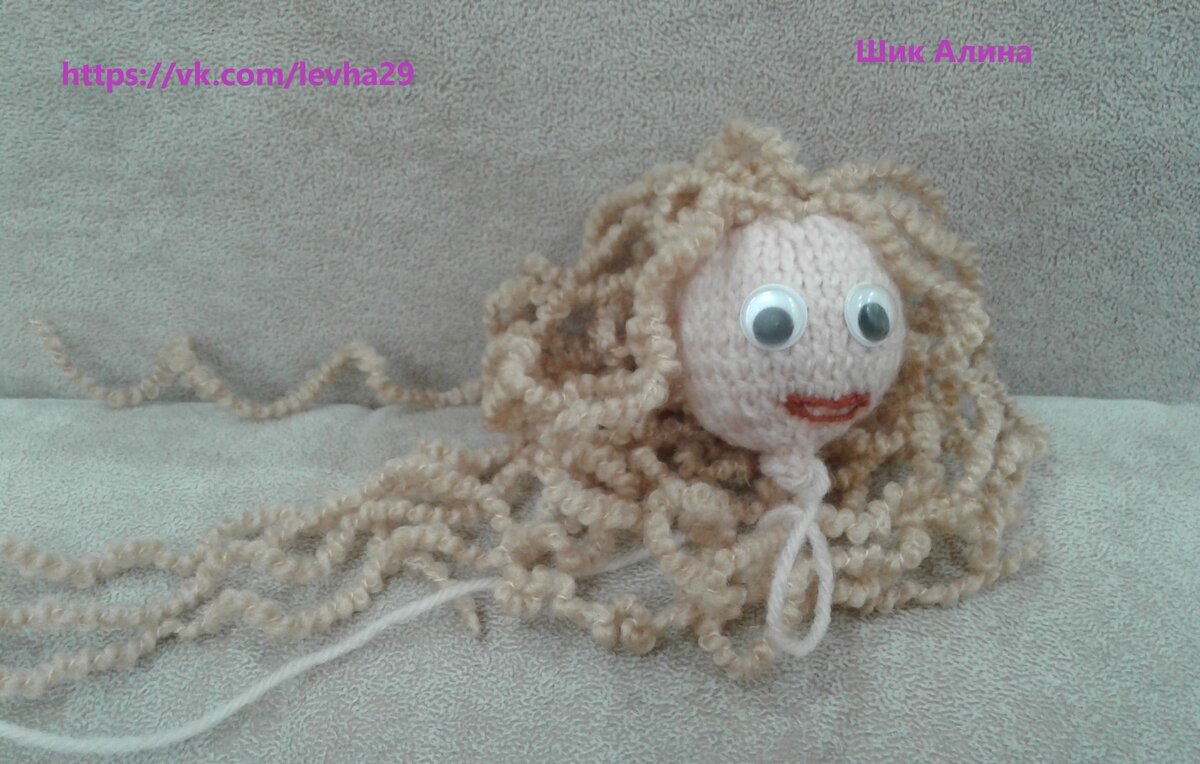 Голова с длинными отрезками волос.