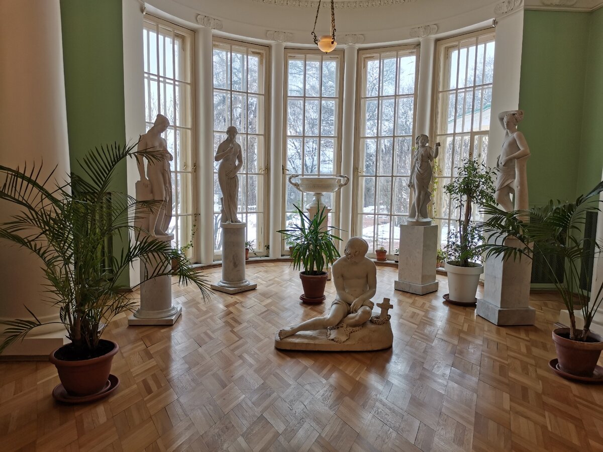 Эркер с гипсовыми скульптурами в главном здании