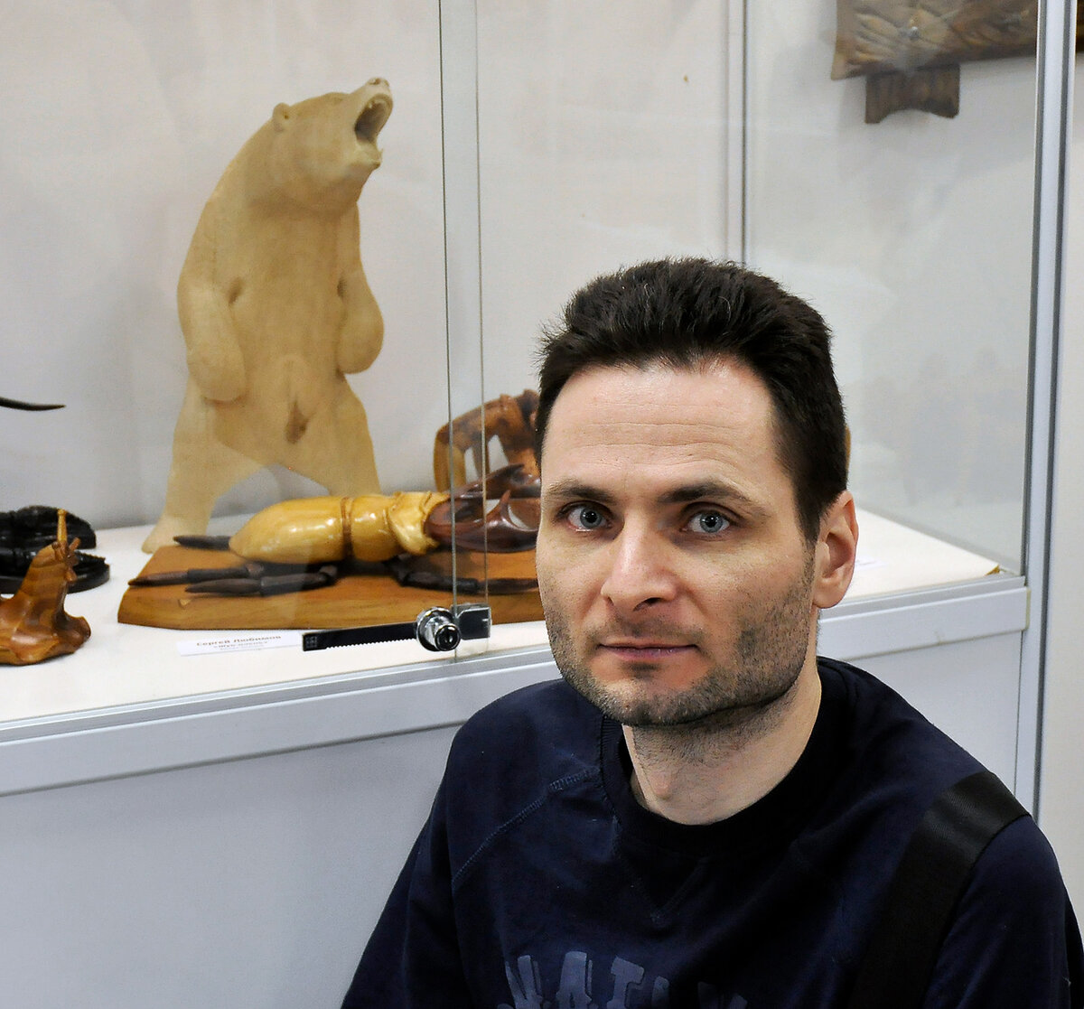 Cтас на фоне своей выставочной работы "Рычащий медведь"