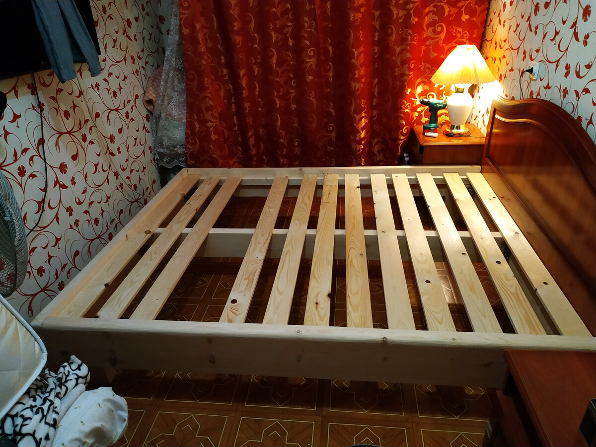 Переделка деревянной кровати в мягкую