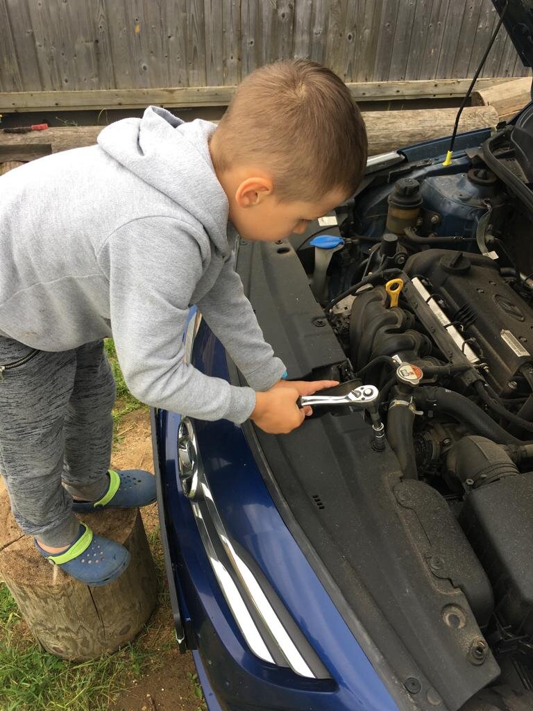 Прививаю любовь к мужским делам и чтобы мог своими руками что-то сделать