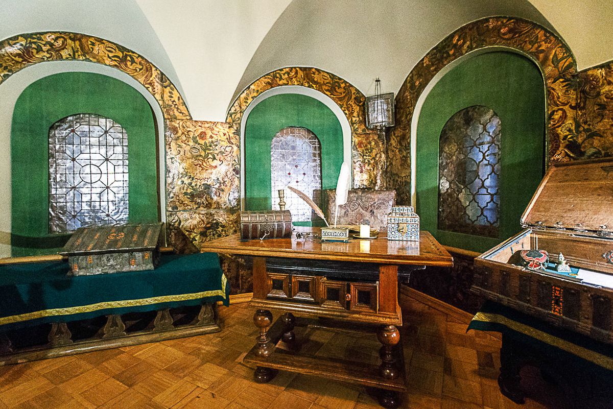 спальня в хоромах князя 6 букв. интерьер королевских покоев замка тауэр. спальня императрицы жозефины во дворце мальмезон. дворец царя алексея михайловича престольная палата. боярский дом 17 века в россии.