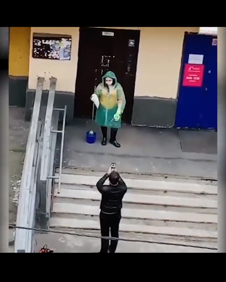 Позирует на фото