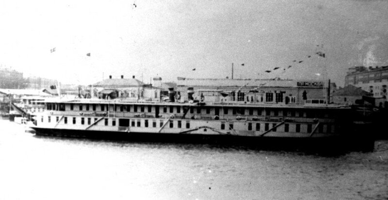 Пароход шел полным. Пароходы проекта 737. Пароход 2 этажный краснодар 2024. Газотурбоход буревестник. Пароход володарский.