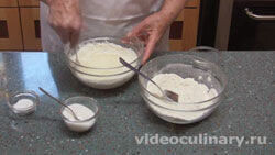 Шаг 1 В миску наливаем 250 миллилитров кефира или простокваши, добавляем 1 яйцо, 2,5 чайные ложки сахара, щепотку соли, 1 чайную ложку разрыхлителя, перемешиваем.