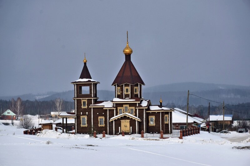 Деревянная церковь Успения Пресвятой Богородицы в Мауке видна издалека (вид с трассы Касли - Верхний Уфалей). 