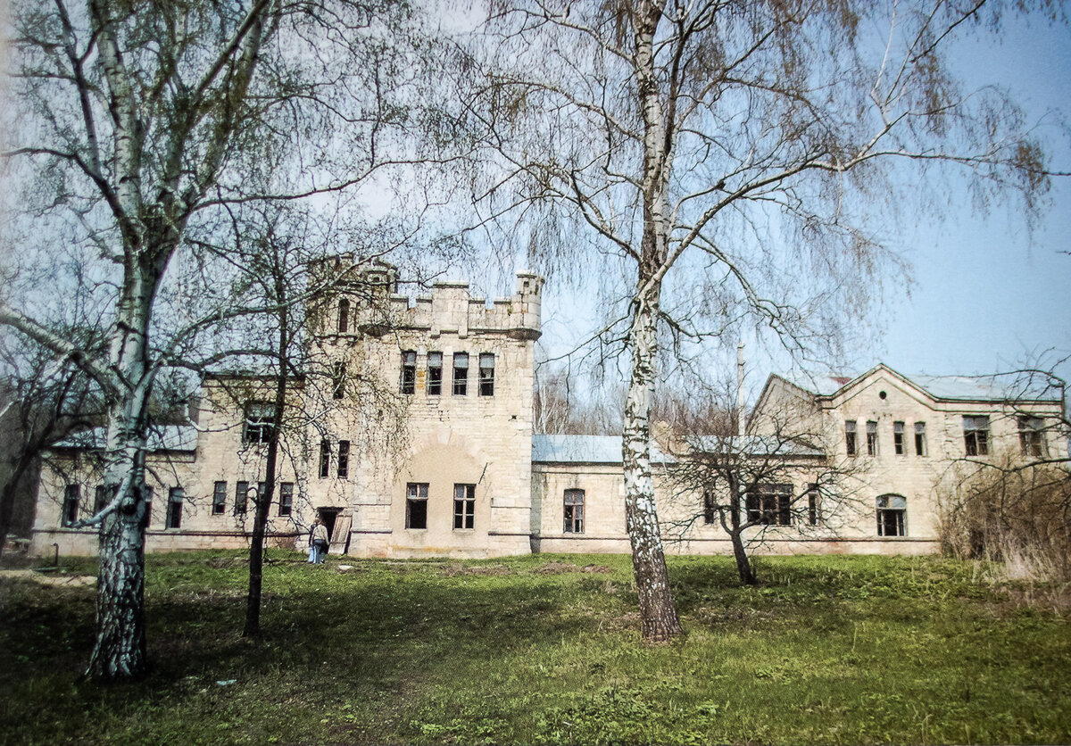 
20.

А так выглядела усадьба в начале 2006 году. Фото Александра Юрьевича Клокова.
