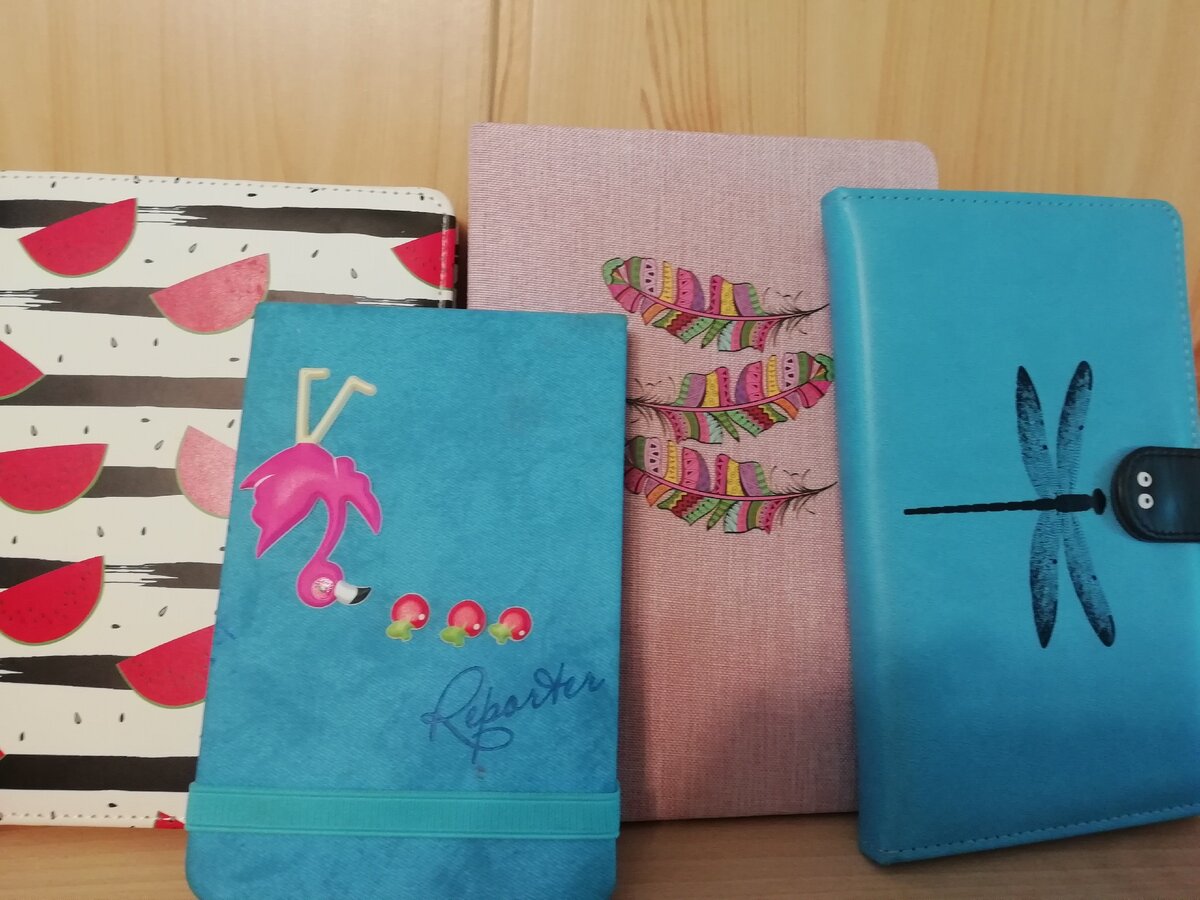 Один декорировала дочка, угадайте какой? 