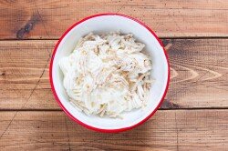 ШАГ 2:
Творог нужно протереть через сито или пропустить через мясорубку, желательно два раза (блендер лучше не использовать). Я воспользовалась мясорубкой, чтобы собрать остатки творога внутри я пропустила ещё и грецкие орехи. Можно их также измельчить, а можно просто порубить мелко ножом. Мой вариант проще и быстрее.