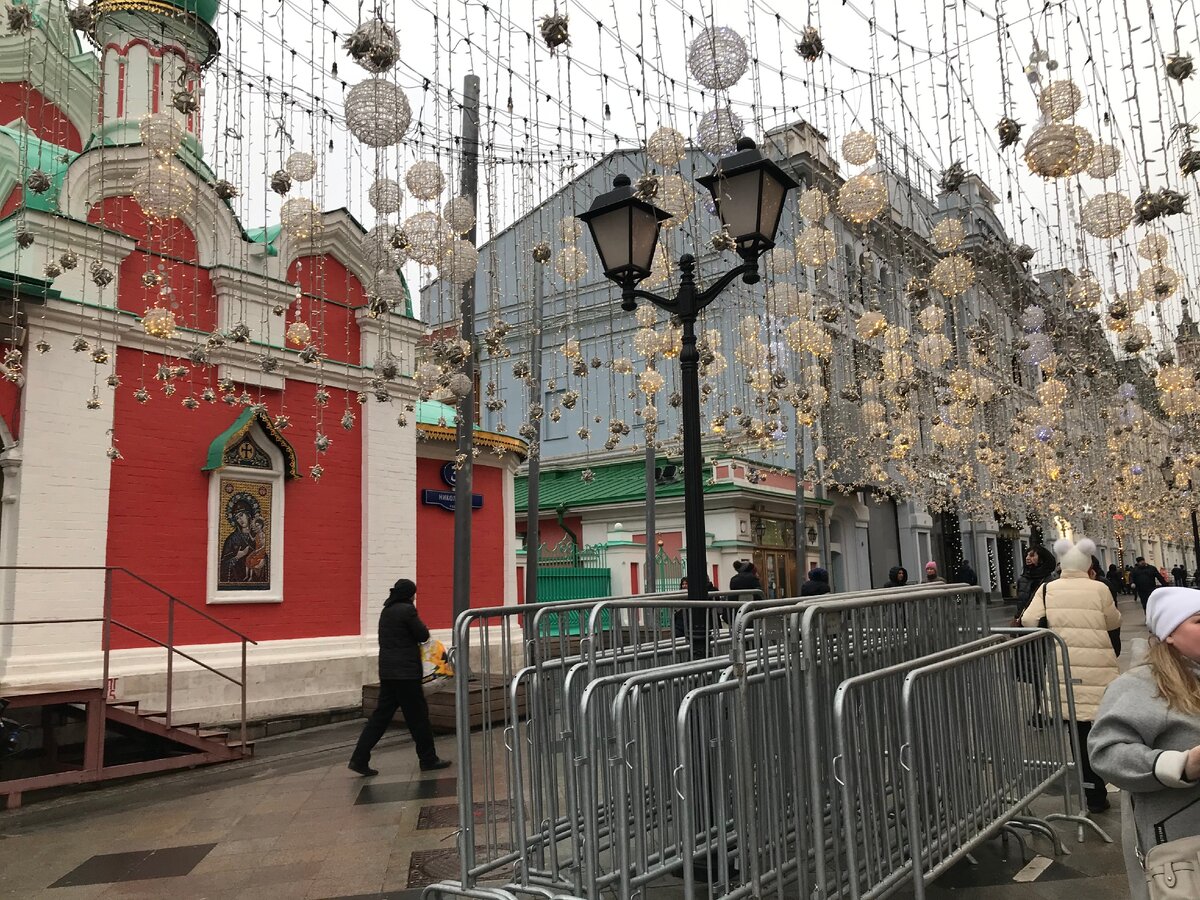 Новый 2020 год, гирлянды и заграждения - атрибуты современной Москвы