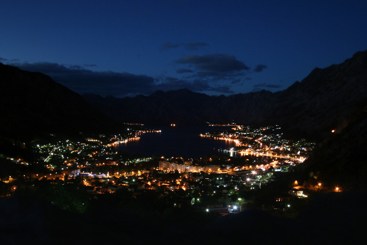 Котор ночью.