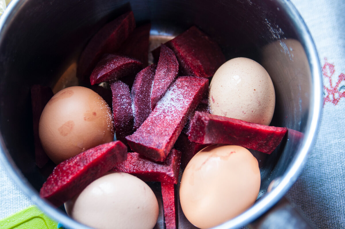 Яйца крашенные в вине красном. Окрашивание яиц свеклой. Окрашивание яиц свекольным соком. Окрашивание яиц луковой шелухой.