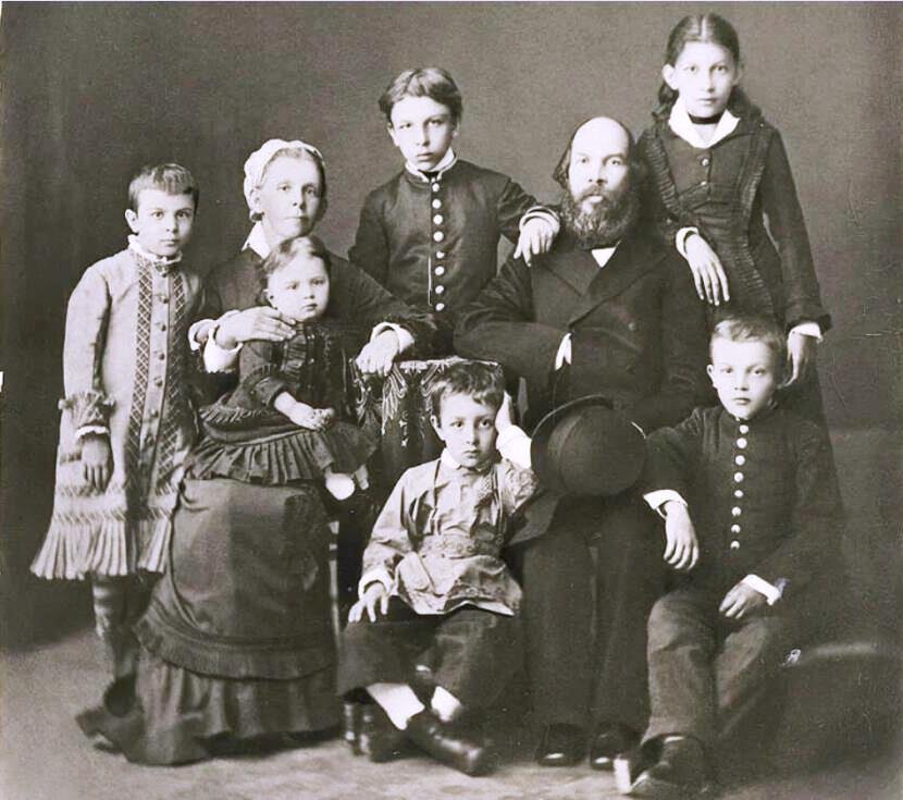 На фото семья Ульяновых. 