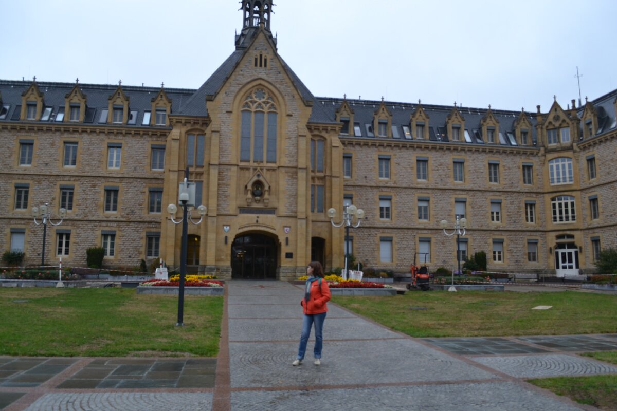 Мы думали - это особняк князя Люксембургского. Оказалось - гостиница, добро пожаловать!