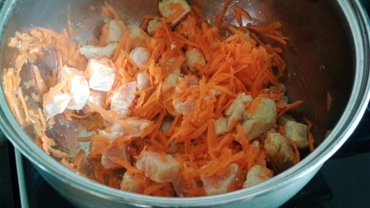 Морковь отправляем к мясу