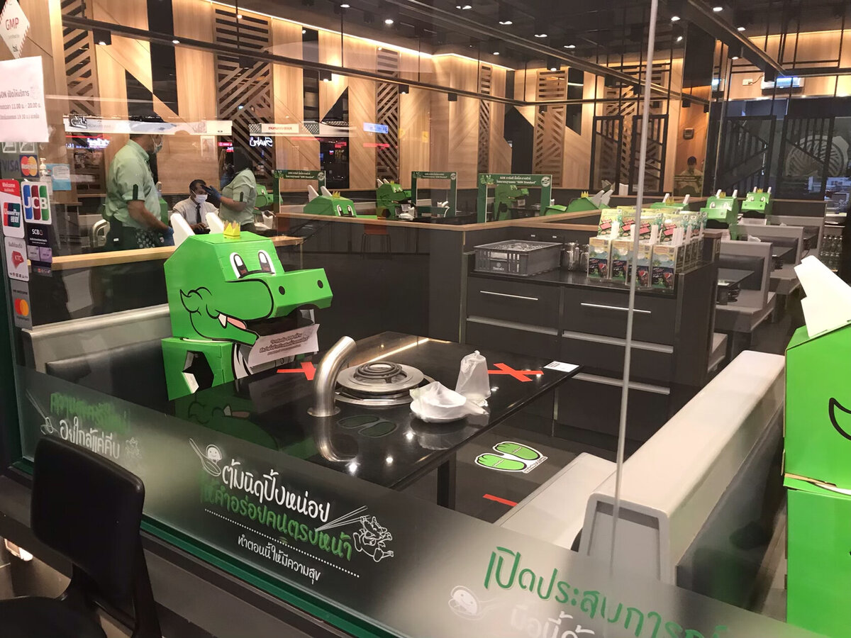 Такие необычные посетители в одном из ресторанчиков, чтобы клиентам не было одиноко одним за столом.