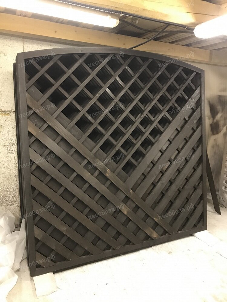 Готовое ограждение из шпалерной решетки с гнутоклееным ограждением от Лесобаза.рф