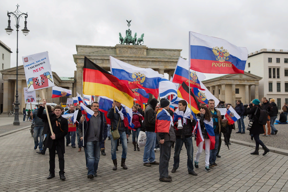 Жить в германию из россии. Русские в Германии. Российские немцы в Германии. Флаг Российской Германии.