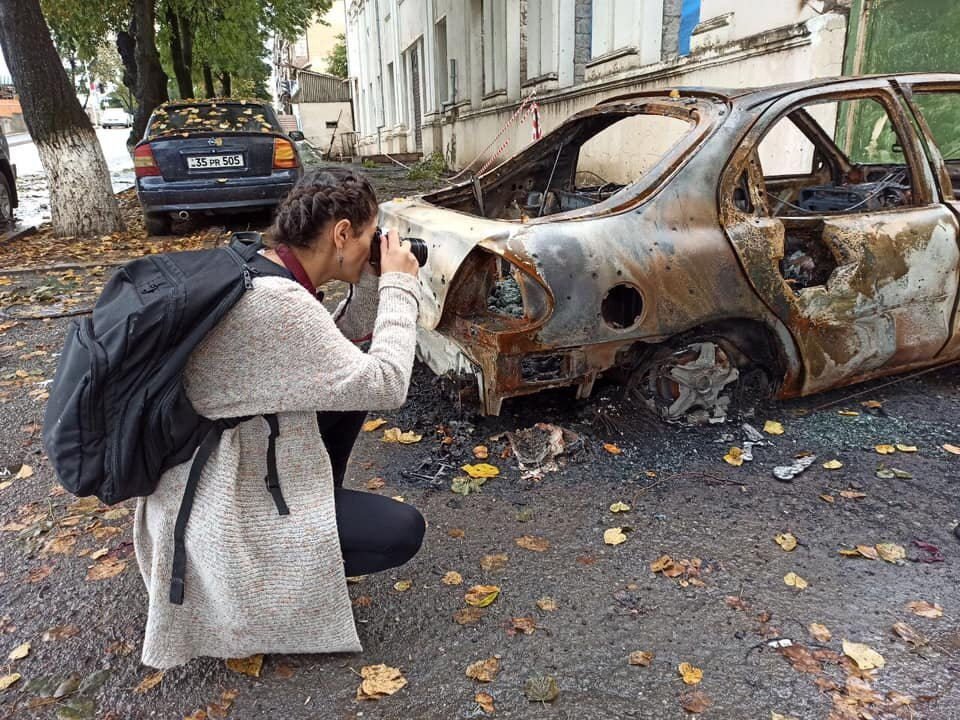 «They are bombing, we are working…» 
Фото со страницы в Facebook Лики Захарян. © Levon Arshakyan