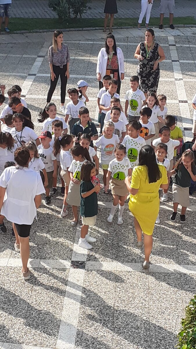 В частной школе утро начинается с зажигательной зумбы, которая поднимает настроение и ученикам, и родителям, и учителям.