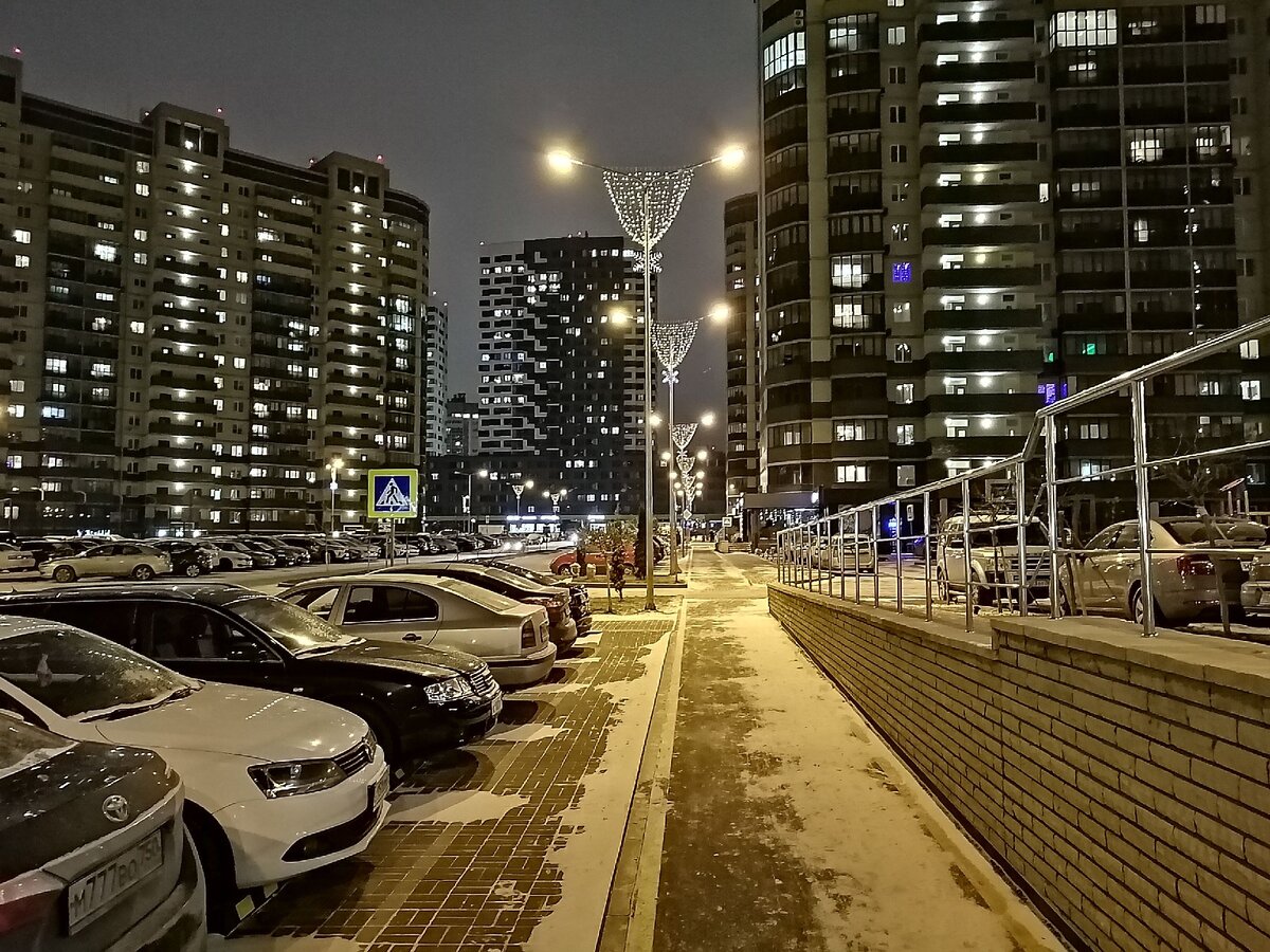 Типичный новый район Воронежа или другого города РФ.