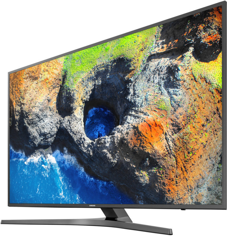 Смарт телевизор с шикарной серебристой рамкой и звучными колонками является настоящим хитом. 
В комплекте с ним пользователь получает пульт дистанционного управления, на котором удобно расположены все кнопки, а также специальную настольную подставку и батарейки для него, что приятно удивляет покупателей, так как в современных товарах редко встречается такой набор.

Также преимуществом выступает объемное звучание.

При этом единственным минусом можно назвать не слишком большой угол обзора.